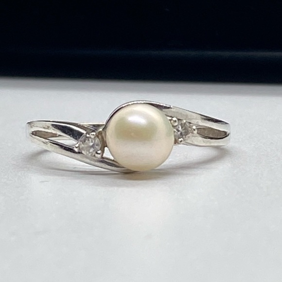 Pearl & Silver Ring With Two Stones - Picture 2 of 16